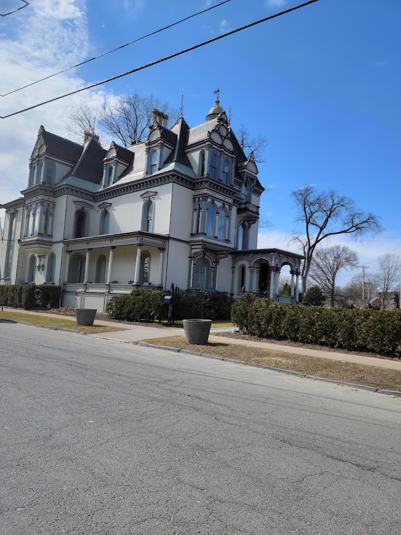 Batcheller Mansion Inn — Hotels & Accommodation in Saratoga Springs