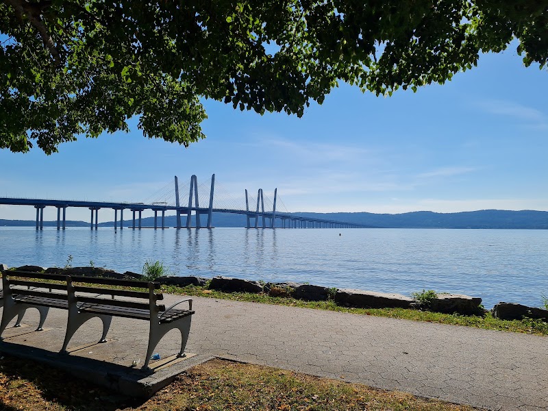 Scenic Hudson RiverWalk Park at Tarrytown — Beaches in White Plains